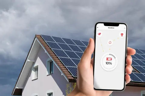 Haus mit Dach und Solaranlage vor dunklem Himmel ohne Sonne