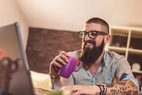 Junger Mann am Laptop 