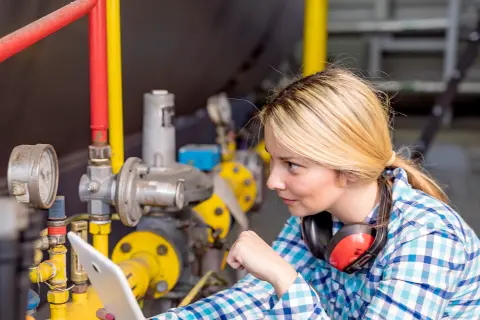 Monteurin an der Heizungsanlage