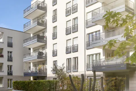 Gebäudekomplex mit Baum