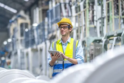 Monteur in der Produktionshalle eines Industriebetriebes