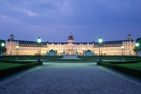 Das Karlsruher Schloss mit Schlossplatz
