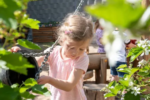 Kind mit Wassereimer in der Kita