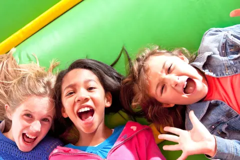 Die Hüpfburg zum Leihen im Einsatz auf einem Straßenfest.