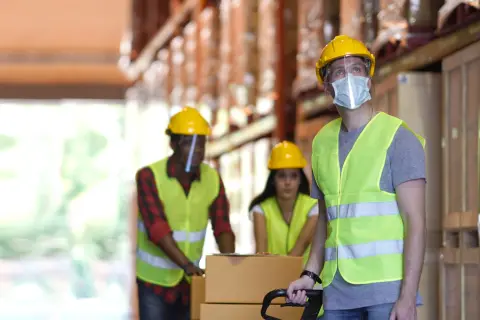 Lieferanten arbeiten in einer Lagerhalle.