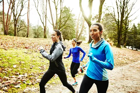 Frauen laufen im Wald