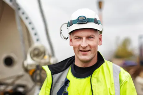 Mann in Arbeitsmontur