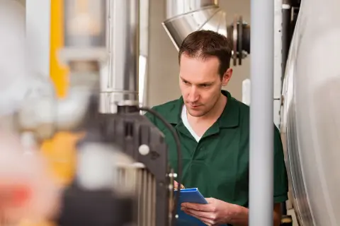 Monteur im Heizungskeller