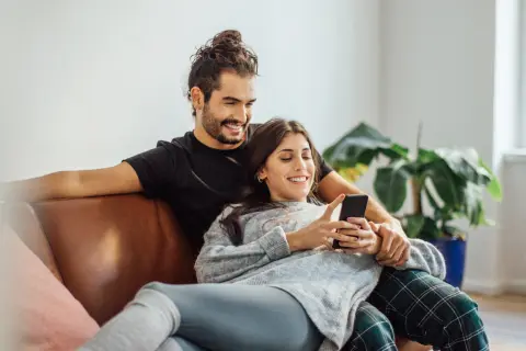 Junges paar ist zuverlässig mit Strom versorgt.