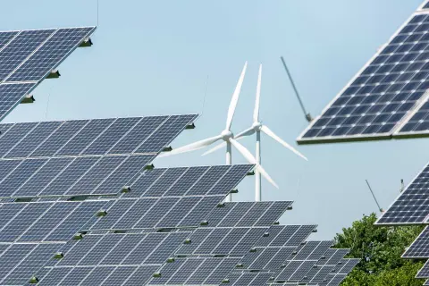 Solarfeld und Windkraftanlage