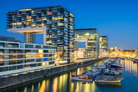 Beleuchteter Rheinauhafen in Köln 