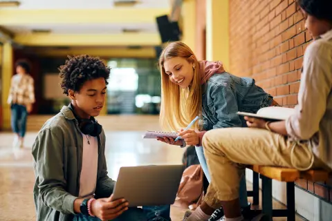Schüler mit Laptop.