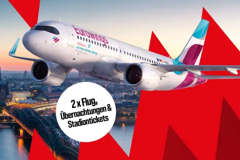 Eine Eurowingsflugzeug fliegt über Köln