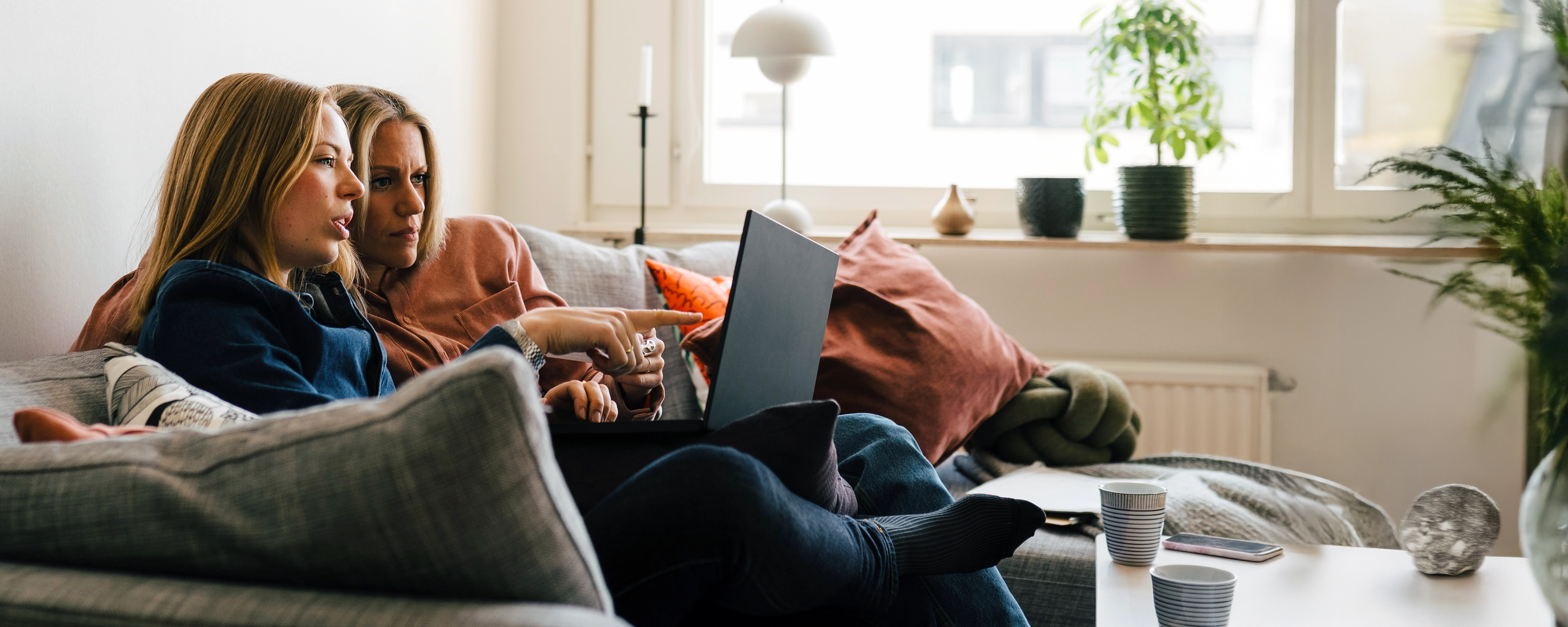 Ehepaar sitz in Küche vor Laptop