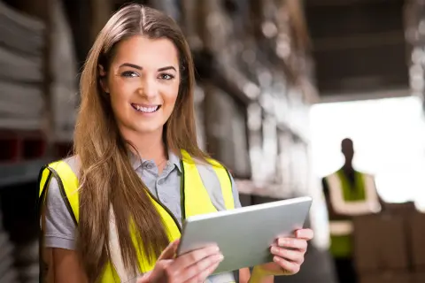 Junge Frau mit gelber Warnweste.