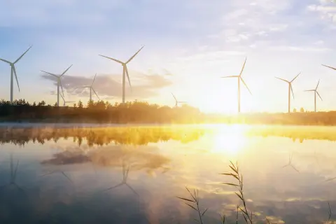 Fünf Figuren vor einem rotem Hintergrund