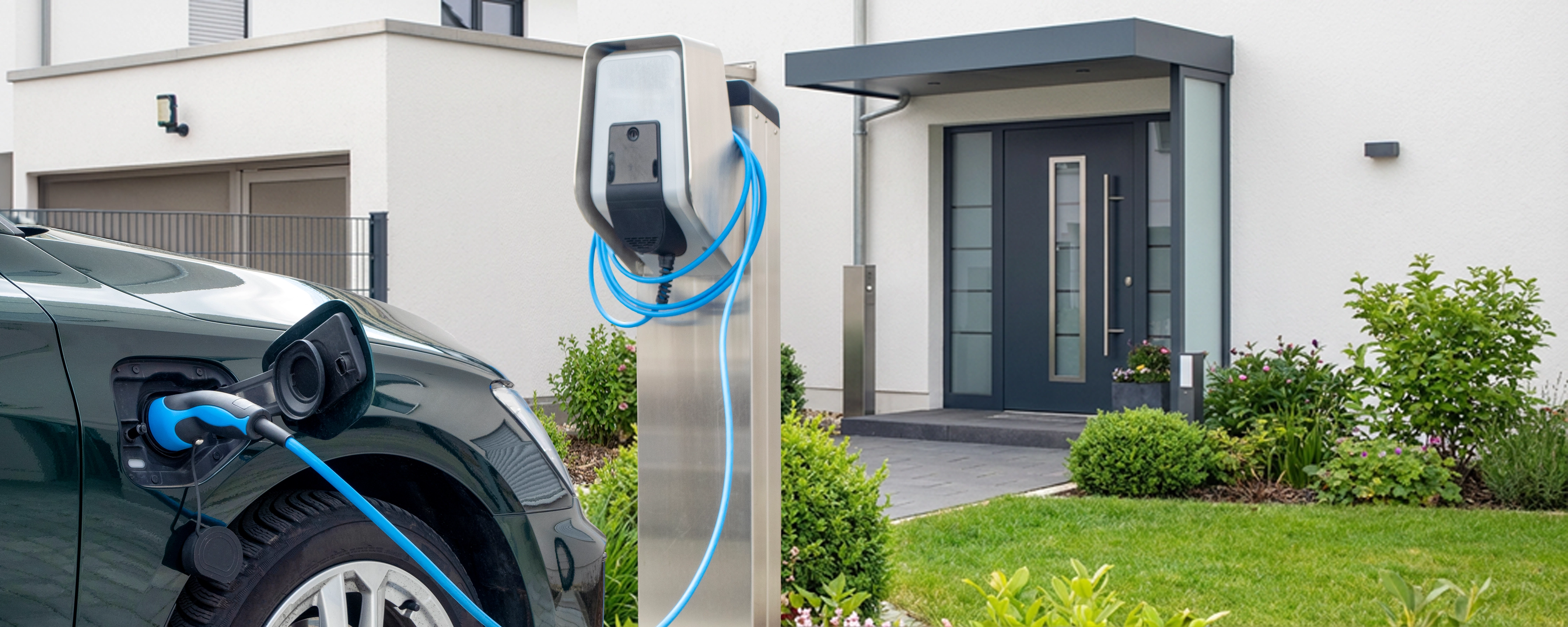 Eine Frau schaut aus dem Seitenfenster des Autos.