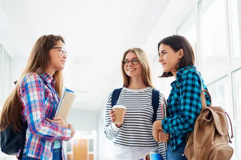 Drei junge Frauen im Gespräch.