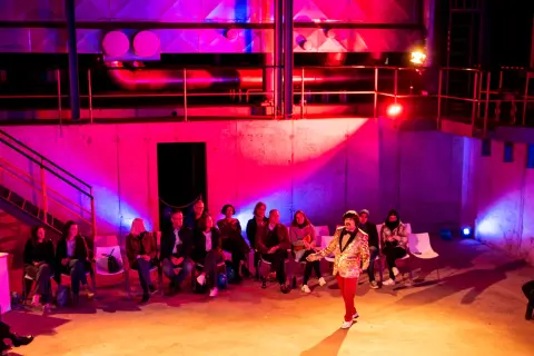 Theaterbühne in pinkes Licht getaucht