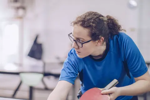 Frau spielt Tischtennis