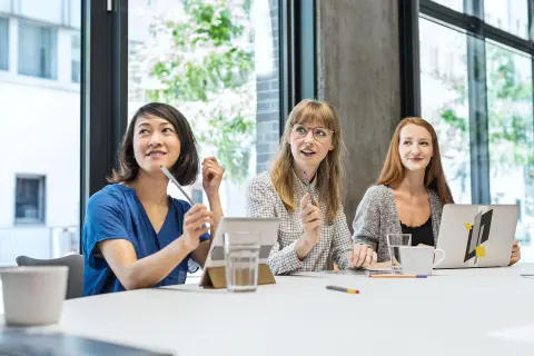 Gruppe von jungen Leuten in einer Besprechung