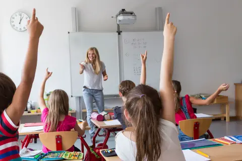 Unterricht im Klassenraum.