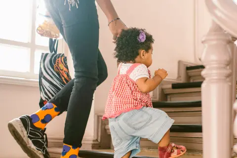 Vater und Tochter im Treppenhaus