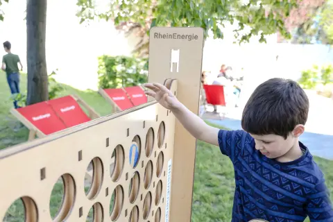 Kinder spielen Vier gewinnt aus dem Spielmobil.