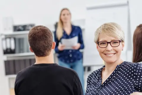 Junge Frau in einer Vorlesung.