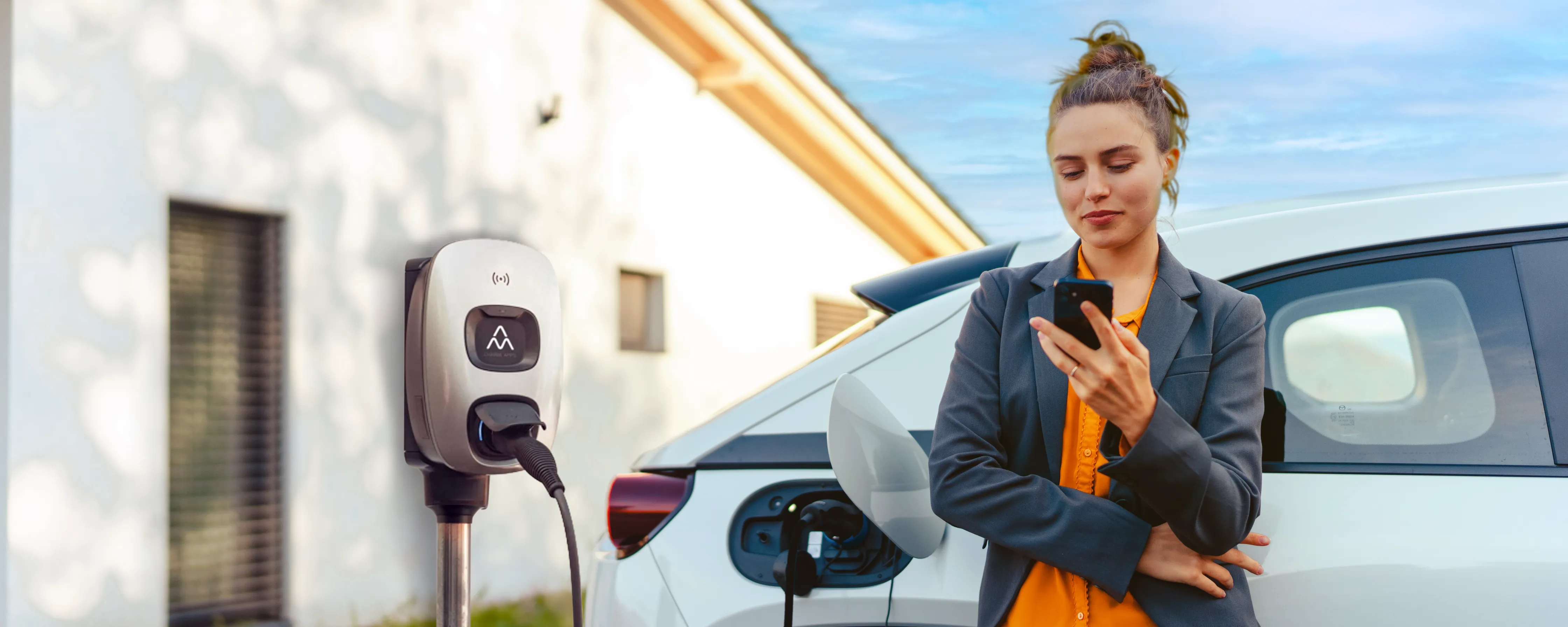 Eine Frau schaut aus dem Seitenfenster des Autos.