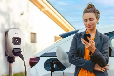 Eine Frau schaut aus dem Seitenfenster des Autos.