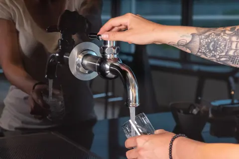 Trinkwasser aus dem Wasserhahnunterstützt die Wasserwende.