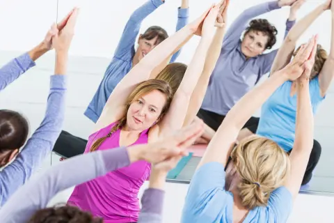 Frauen beim Yoga Training
