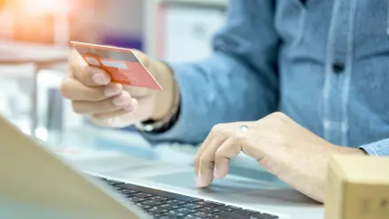 Bankkarte vor dem Laptop