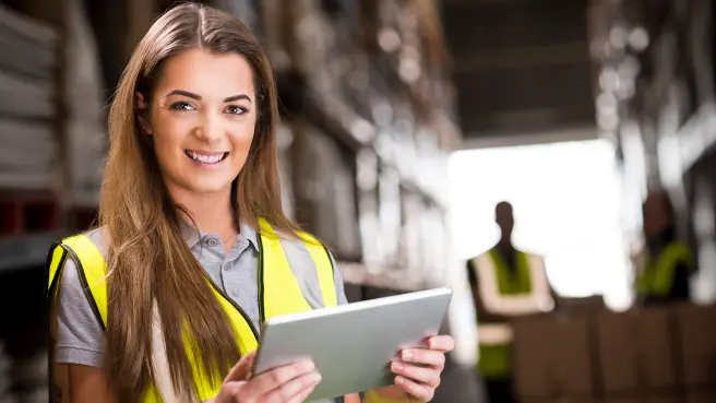 Junge Frau mit gelber Warnweste.