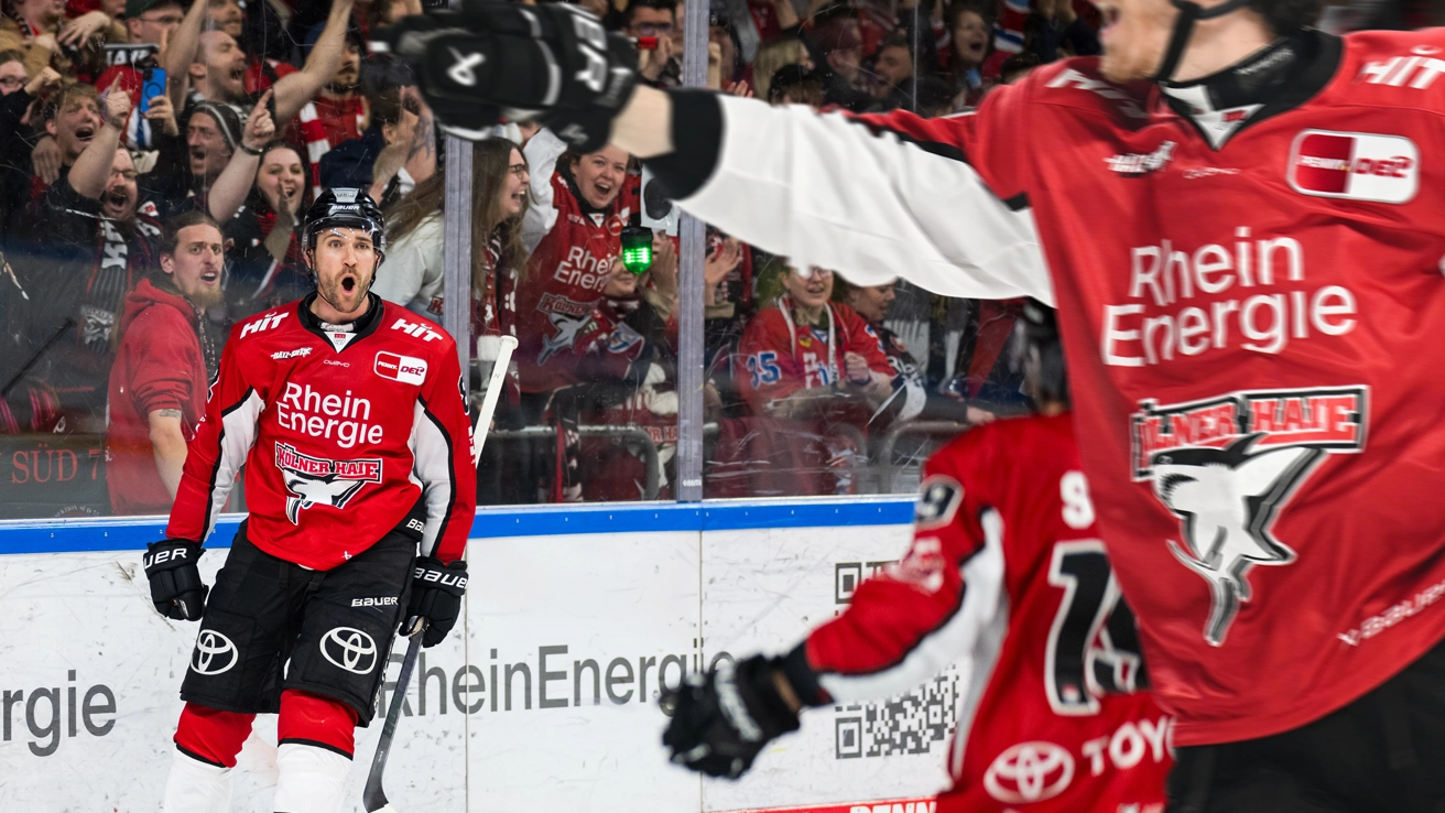 Eishockeyspieler beim Spiel auf dem Eis