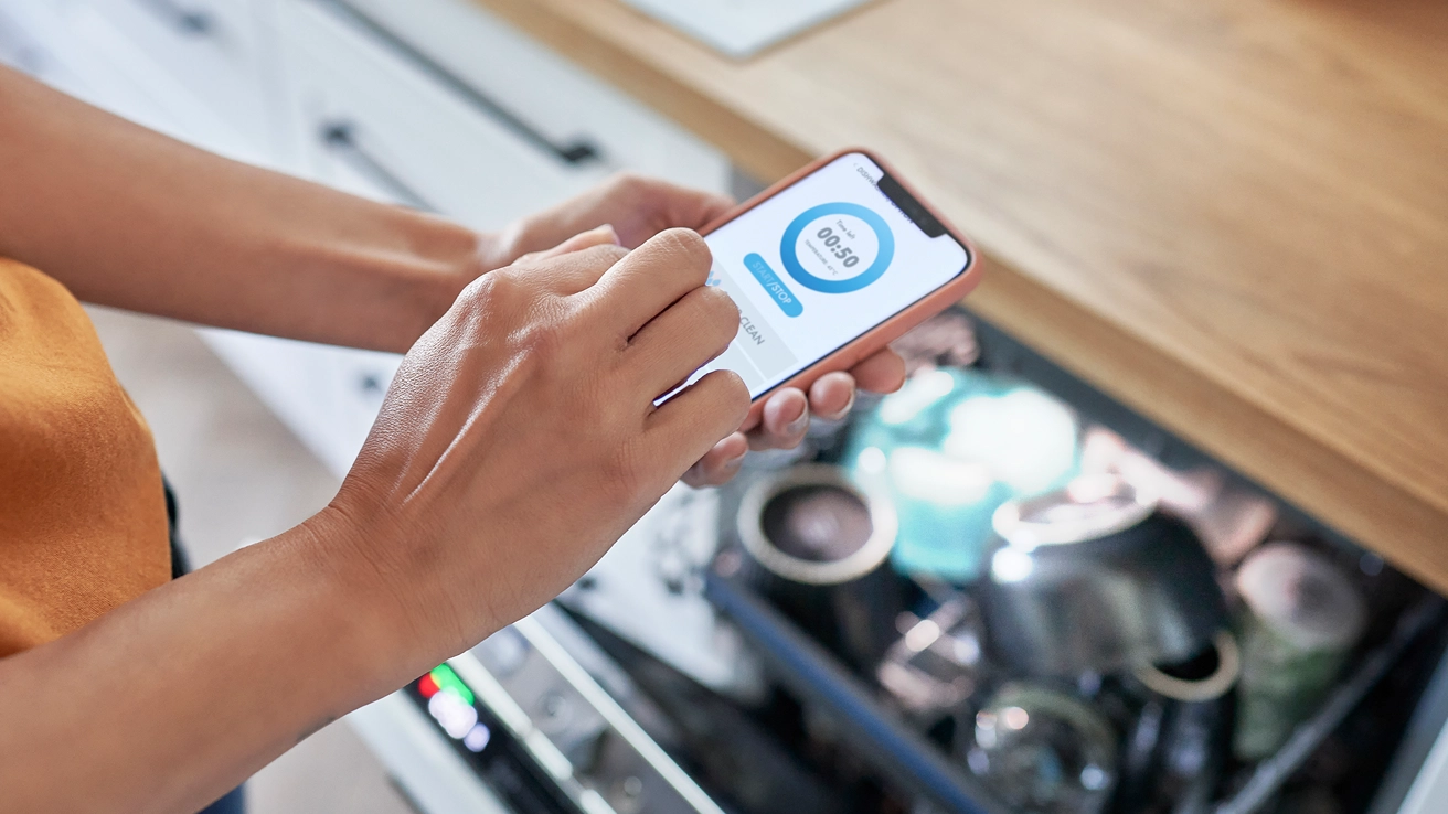 Ein Mann im Hemd hält ein Tablet und tippt darauf