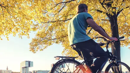 Mann auf dem Fahrrad.