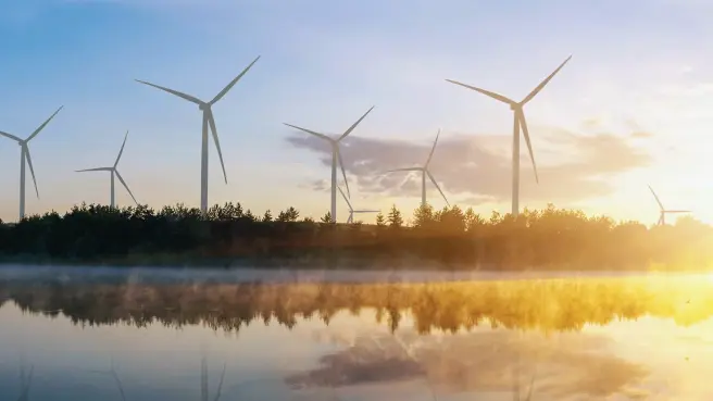 Windräder an einem See