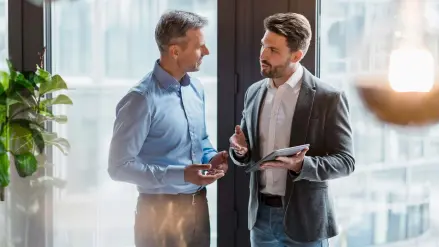 Zwei Männer im Businessoutfit im Gespräch