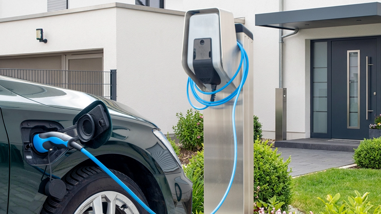 Frau fährt in E-Auto auf der Landstraße