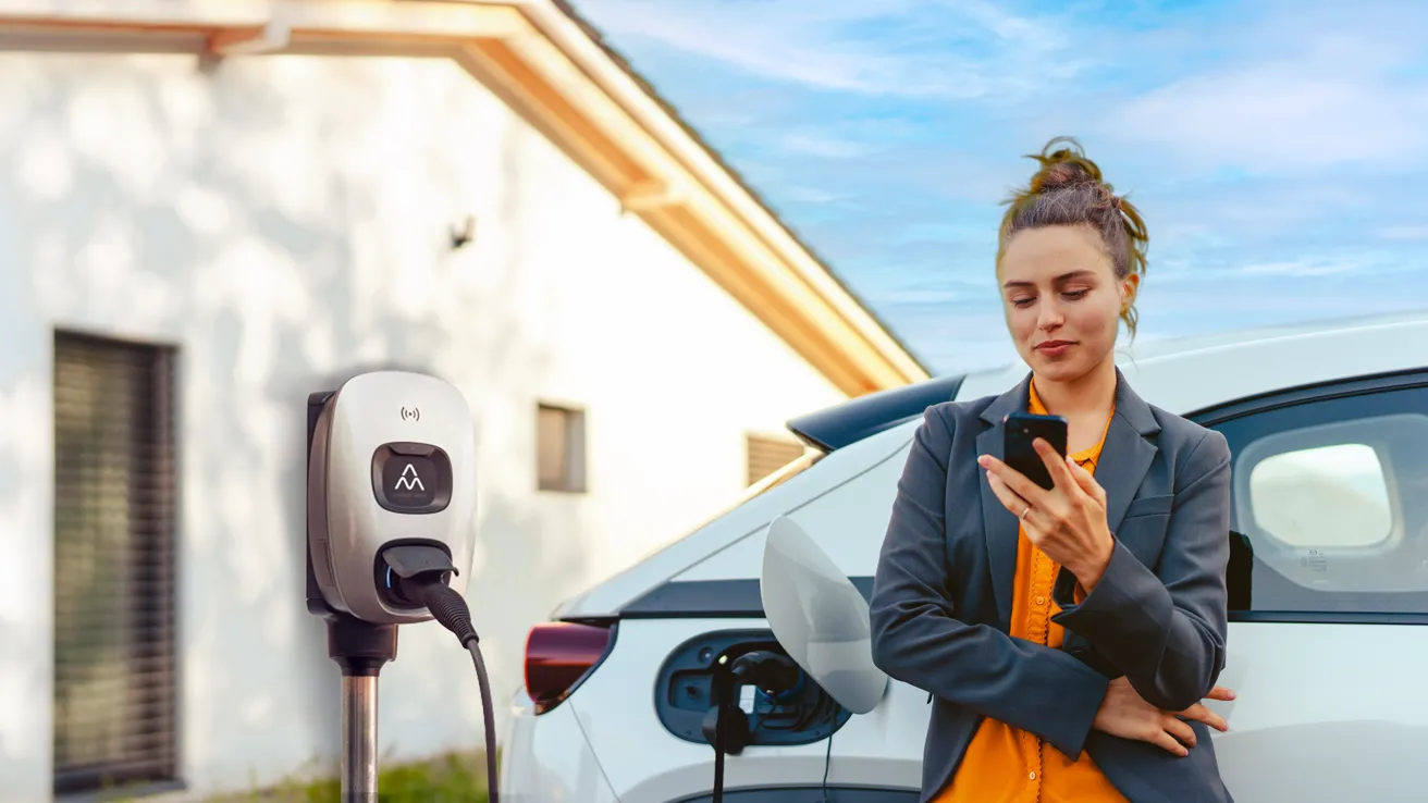 Frau fährt in E-Auto auf der Landstraße