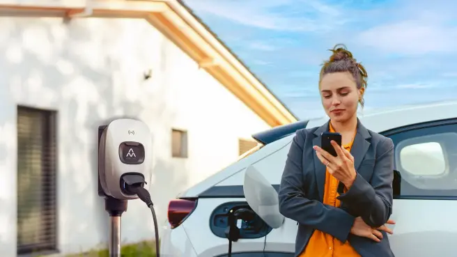 Frau fährt in E-Auto auf der Landstraße