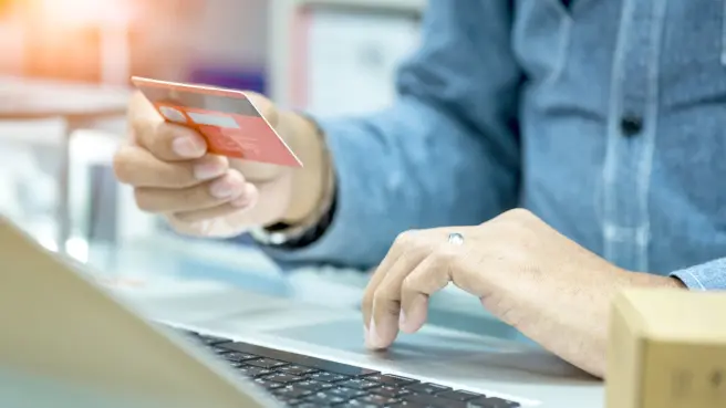 Bankkarte vor dem Laptop