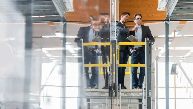 Zwei Männer beraten sich