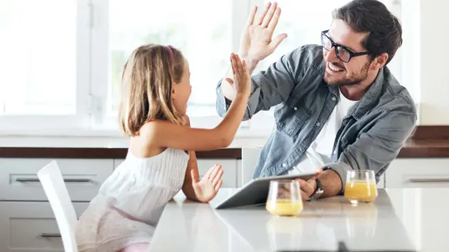 Vater und Tochter schlagen die Hände zusammen.