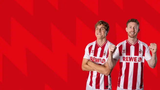 Zwei Männer im Trikot des 1. FC Köln vor rotem Hintergrund.