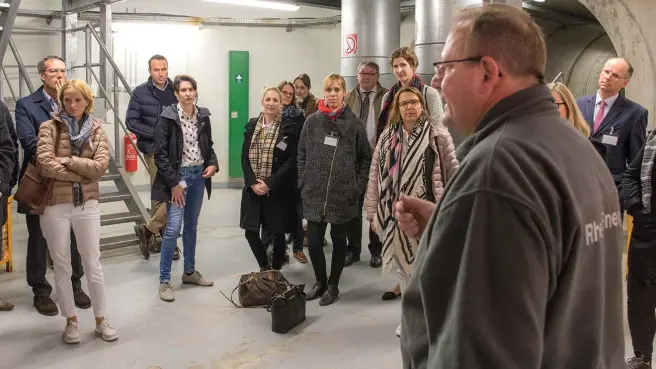 Menschengruppe bei einer Führung