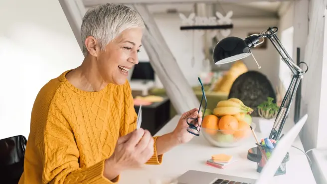 Frau am Arbeitszimmer mit Laptop