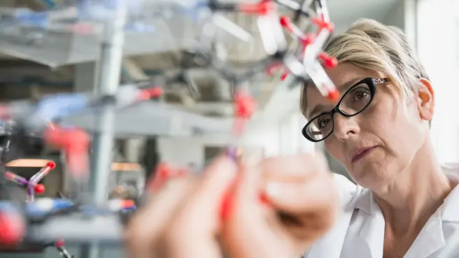 Laborantin bei der Arbeit